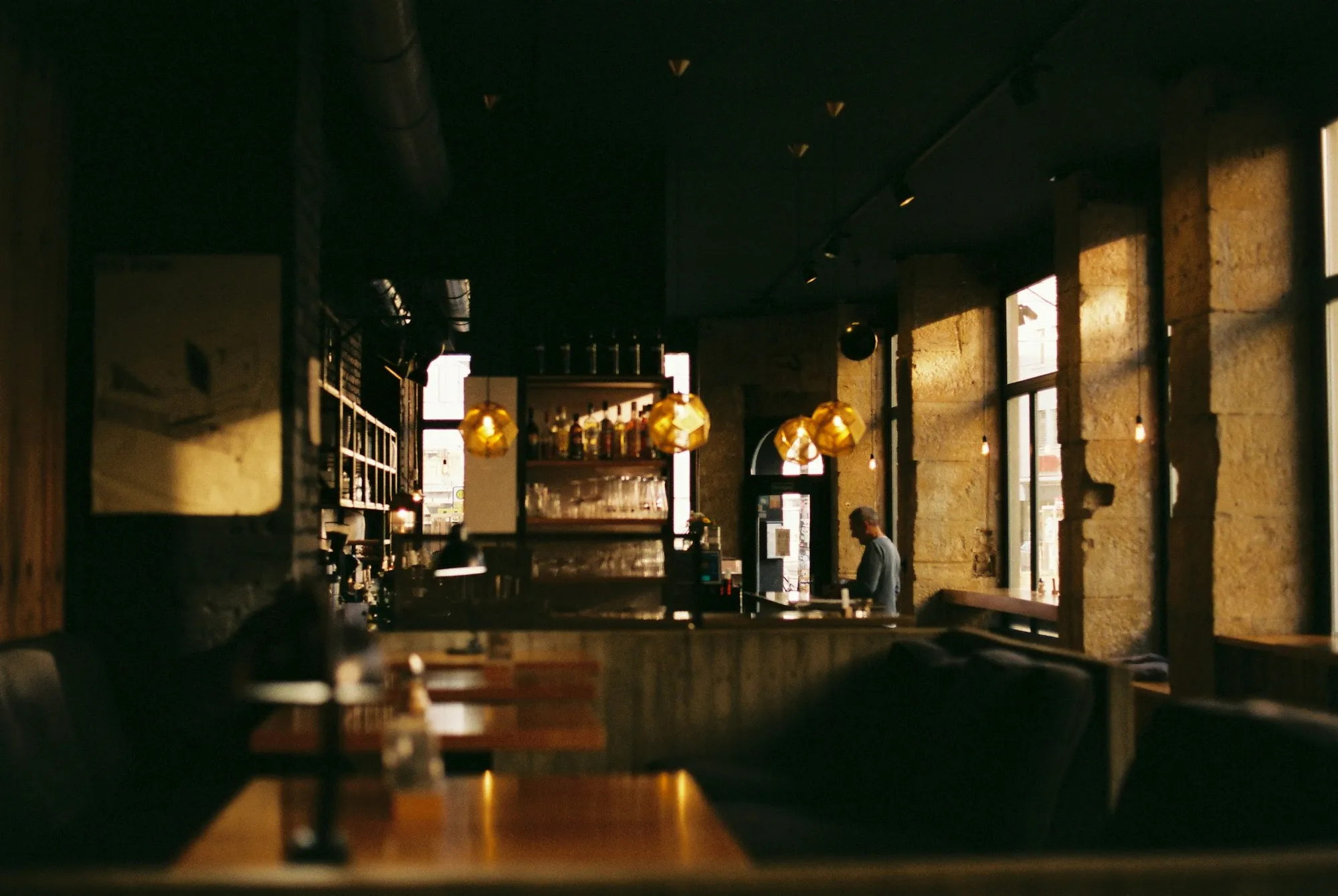 Il bancone del bar nella luce calda della sera
