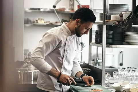 Il cuoco al lavoro in cucina