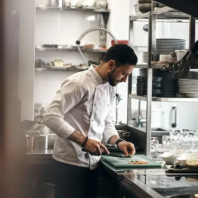 Il cuoco al lavoro in cucina prima del servizio
