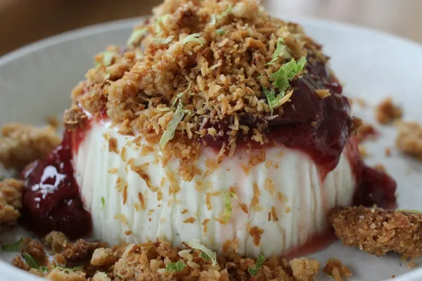 Panna cotta con frutti rossi e crumble