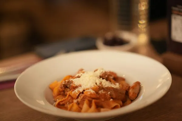 Pappardelle al ragù con salsiccia e parmigiano