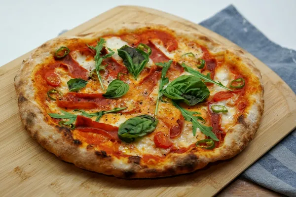 Pizza con pomodoro, mozzarella e basilico