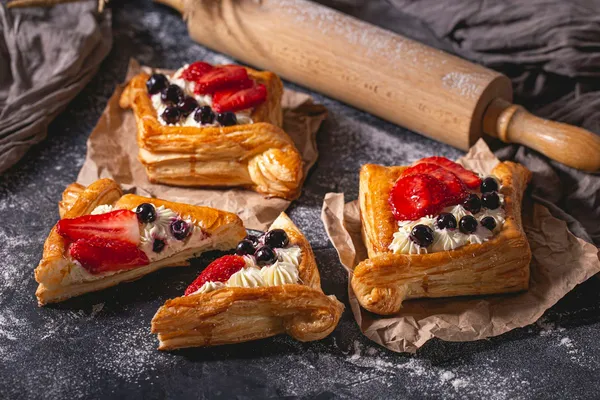 Sfoglie con crema e frutti di bosco